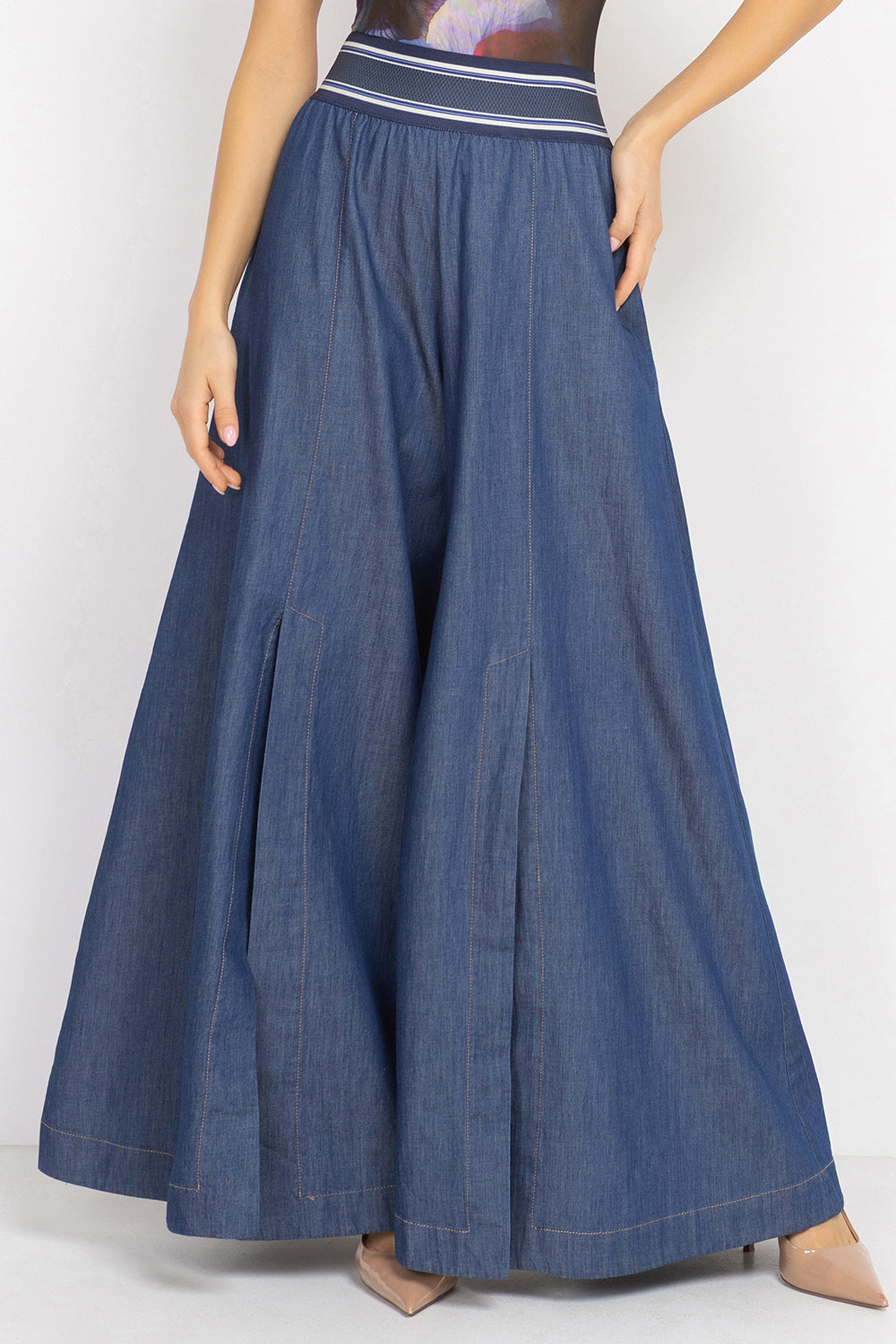 HIGH-WAISTED FLARED DENIM PANTS WITH FRONT SLITS - ESSENTIALS JIORO ПАНТАЛОН ОТ ТЪНЪК ДЕНИМ С ВИСОКА ТАЛИЯ И ЦЕПКИ – ESSENTIALS JIORO